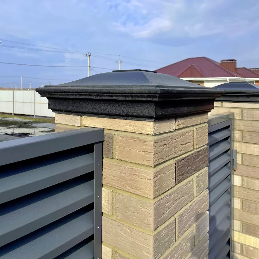 Фото 2 колпак Monblan Серый на столбах забора типа жалюзи