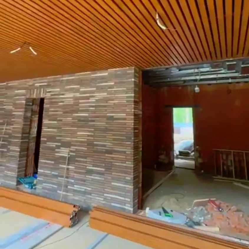 Фото 4 стальная рейка Кедр Темный Дуб 3D на потолке гаража частного дома