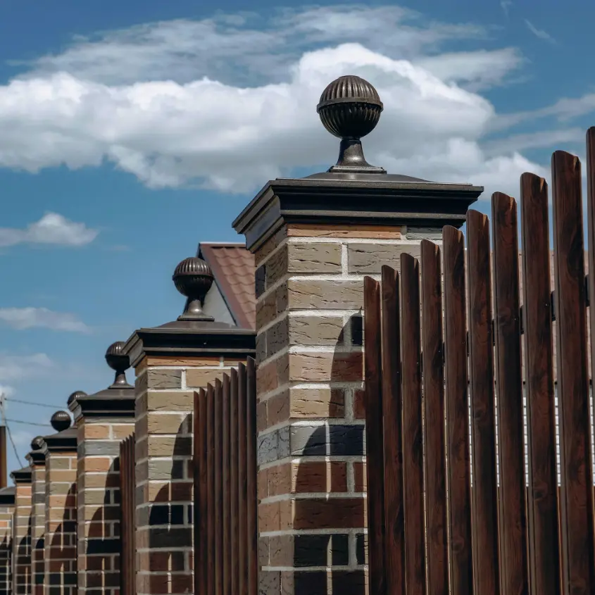 Фото 2 колпак Monblan шар с подфонарником коричневый на столбах забора из штакетника