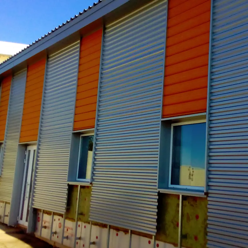 Фото 2 металлосайдинг Евро-Брус цвет Тик профнастил С-21 RAL9006 Серебро на фасаде